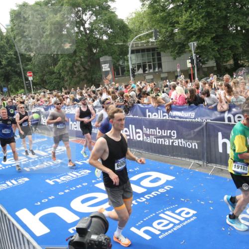29.06.2025 - hella hamburg halbmarathon Michael Strokosch http://msf.ph/oto/8536911 29.06.2025 10:47:42 Ziel  meine-sportfotos.de