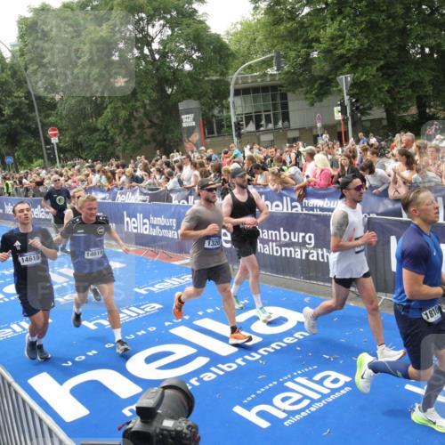 29.06.2025 - hella hamburg halbmarathon Michael Strokosch http://msf.ph/oto/8536914 29.06.2025 10:47:43 Ziel  meine-sportfotos.de