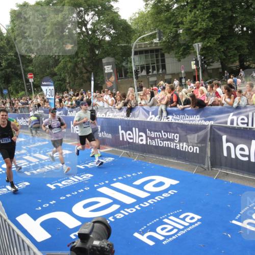 29.06.2025 - hella hamburg halbmarathon Michael Strokosch http://msf.ph/oto/8536916 29.06.2025 10:29:42 Ziel  meine-sportfotos.de