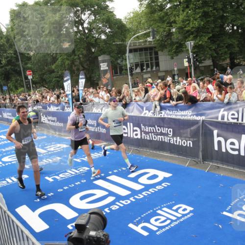 29.06.2025 - hella hamburg halbmarathon Michael Strokosch http://msf.ph/oto/8536918 29.06.2025 10:29:42 Ziel  meine-sportfotos.de