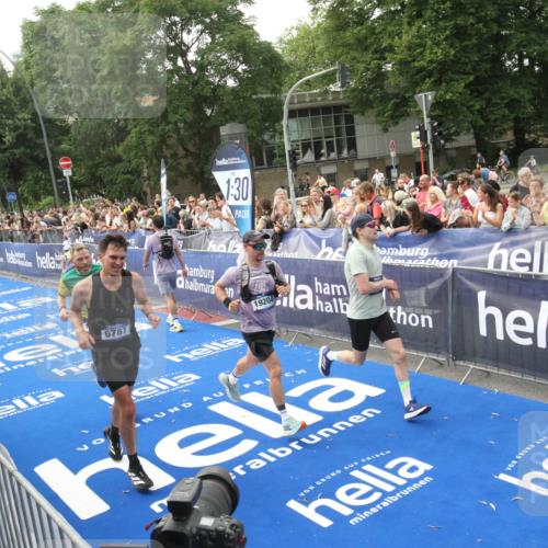 29.06.2025 - hella hamburg halbmarathon Michael Strokosch http://msf.ph/oto/8536920 29.06.2025 10:29:43 Ziel  meine-sportfotos.de