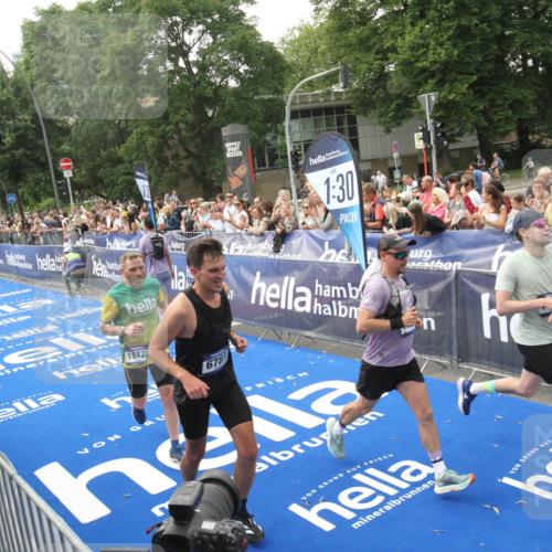 29.06.2025 - hella hamburg halbmarathon Michael Strokosch http://msf.ph/oto/8536922 29.06.2025 10:29:43 Ziel  meine-sportfotos.de