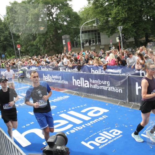 29.06.2025 - hella hamburg halbmarathon Michael Strokosch http://msf.ph/oto/8536936 29.06.2025 10:47:48 Ziel  meine-sportfotos.de