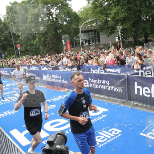 29.06.2025 - hella hamburg halbmarathon Michael Strokosch http://msf.ph/oto/8536938 29.06.2025 10:47:49 Ziel  meine-sportfotos.de