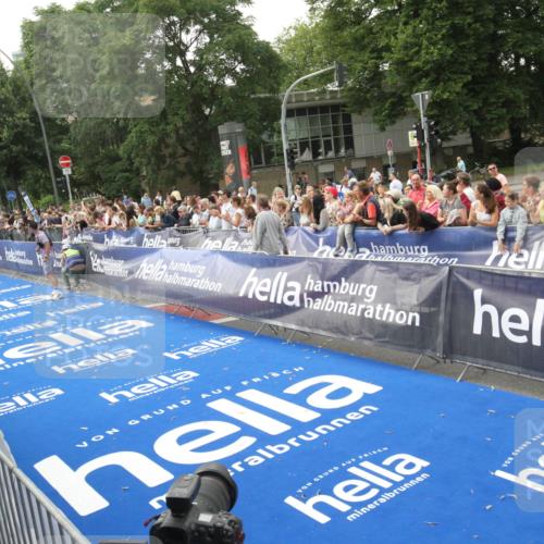 29.06.2025 - hella hamburg halbmarathon Michael Strokosch http://msf.ph/oto/8536947 29.06.2025 10:29:47 Ziel  meine-sportfotos.de