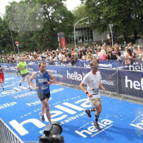 29.06.2025 - hella hamburg halbmarathon Michael Strokosch http://msf.ph/oto/8536948 29.06.2025 10:47:51 Ziel  meine-sportfotos.de