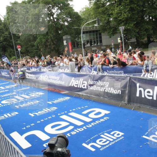 29.06.2025 - hella hamburg halbmarathon Michael Strokosch http://msf.ph/oto/8536949 29.06.2025 10:29:48 Ziel  meine-sportfotos.de