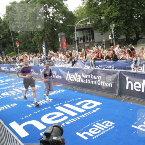 29.06.2025 - hella hamburg halbmarathon Michael Strokosch http://msf.ph/oto/8536951 29.06.2025 10:29:51 Ziel  meine-sportfotos.de