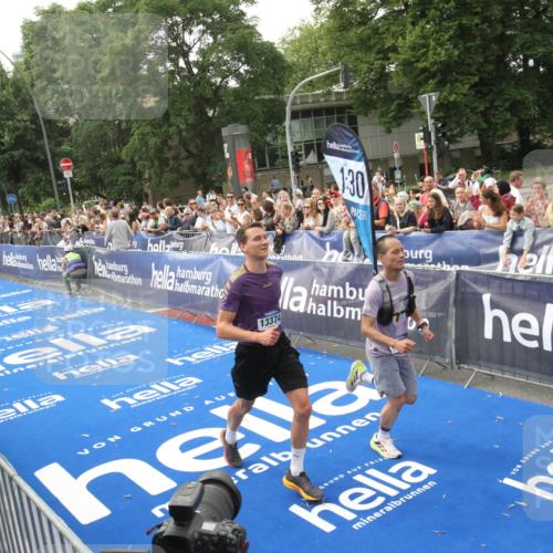 29.06.2025 - hella hamburg halbmarathon Michael Strokosch http://msf.ph/oto/8536954 29.06.2025 10:29:52 Ziel  meine-sportfotos.de