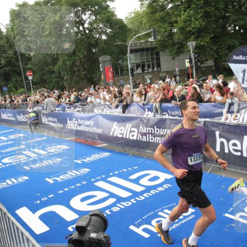 29.06.2025 - hella hamburg halbmarathon Michael Strokosch http://msf.ph/oto/8536957 29.06.2025 10:29:52 Ziel  meine-sportfotos.de