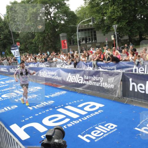 29.06.2025 - hella hamburg halbmarathon Michael Strokosch http://msf.ph/oto/8536959 29.06.2025 10:29:57 Ziel  meine-sportfotos.de