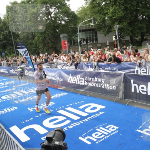 29.06.2025 - hella hamburg halbmarathon Michael Strokosch http://msf.ph/oto/8536960 29.06.2025 10:29:58 Ziel  meine-sportfotos.de