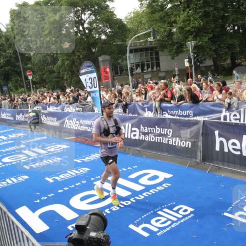 29.06.2025 - hella hamburg halbmarathon Michael Strokosch http://msf.ph/oto/8536963 29.06.2025 10:29:58 Ziel  meine-sportfotos.de