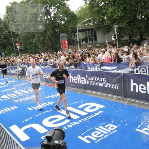 29.06.2025 - hella hamburg halbmarathon Michael Strokosch http://msf.ph/oto/8536964 29.06.2025 10:47:54 Ziel  meine-sportfotos.de