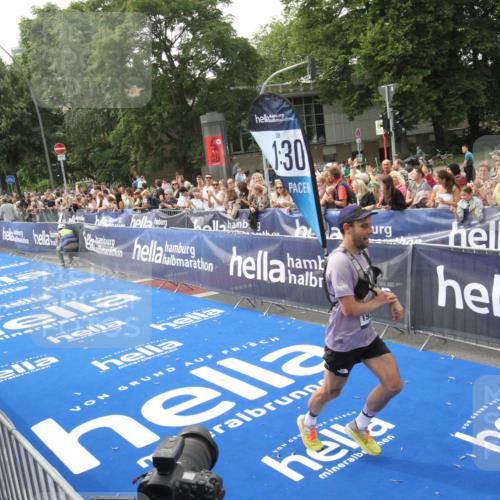 29.06.2025 - hella hamburg halbmarathon Michael Strokosch http://msf.ph/oto/8536965 29.06.2025 10:29:58 Ziel  meine-sportfotos.de