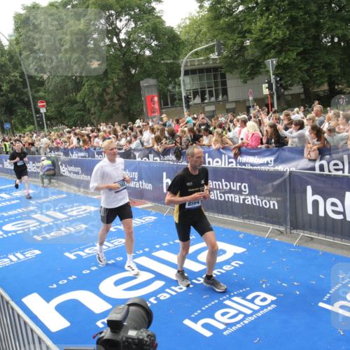 29.06.2025 - hella hamburg halbmarathon Michael Strokosch http://msf.ph/oto/8536967 29.06.2025 10:47:55 Ziel  meine-sportfotos.de