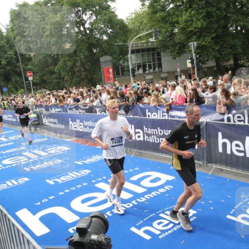 29.06.2025 - hella hamburg halbmarathon Michael Strokosch http://msf.ph/oto/8536969 29.06.2025 10:47:55 Ziel  meine-sportfotos.de