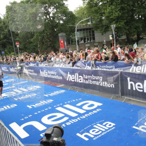 29.06.2025 - hella hamburg halbmarathon Michael Strokosch http://msf.ph/oto/8536970 29.06.2025 10:30:02 Ziel  meine-sportfotos.de