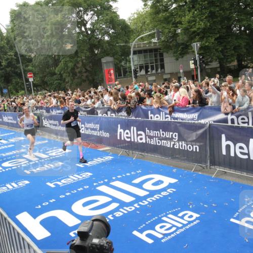 29.06.2025 - hella hamburg halbmarathon Michael Strokosch http://msf.ph/oto/8536973 29.06.2025 10:47:56 Ziel  meine-sportfotos.de