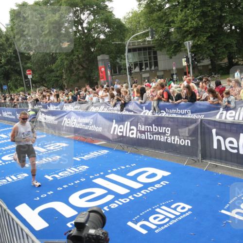 29.06.2025 - hella hamburg halbmarathon Michael Strokosch http://msf.ph/oto/8536974 29.06.2025 10:30:03 Ziel  meine-sportfotos.de