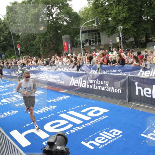 29.06.2025 - hella hamburg halbmarathon Michael Strokosch http://msf.ph/oto/8536976 29.06.2025 10:30:03 Ziel  meine-sportfotos.de