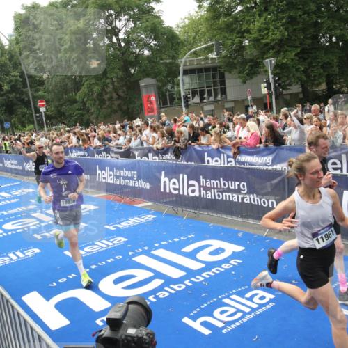 29.06.2025 - hella hamburg halbmarathon Michael Strokosch http://msf.ph/oto/8536978 29.06.2025 10:47:57 Ziel  meine-sportfotos.de