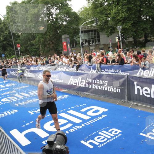 29.06.2025 - hella hamburg halbmarathon Michael Strokosch http://msf.ph/oto/8536979 29.06.2025 10:30:03 Ziel  meine-sportfotos.de