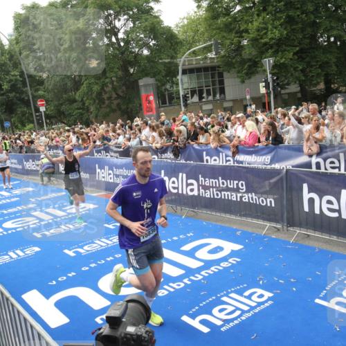 29.06.2025 - hella hamburg halbmarathon Michael Strokosch http://msf.ph/oto/8536980 29.06.2025 10:47:58 Ziel  meine-sportfotos.de