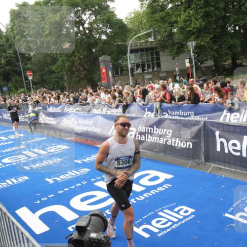 29.06.2025 - hella hamburg halbmarathon Michael Strokosch http://msf.ph/oto/8536981 29.06.2025 10:30:04 Ziel  meine-sportfotos.de