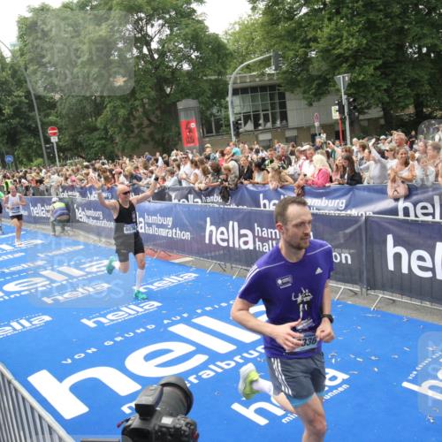 29.06.2025 - hella hamburg halbmarathon Michael Strokosch http://msf.ph/oto/8536982 29.06.2025 10:47:58 Ziel  meine-sportfotos.de