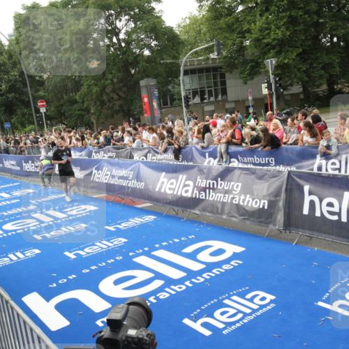 29.06.2025 - hella hamburg halbmarathon Michael Strokosch http://msf.ph/oto/8536983 29.06.2025 10:30:05 Ziel  meine-sportfotos.de