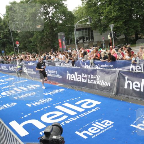29.06.2025 - hella hamburg halbmarathon Michael Strokosch http://msf.ph/oto/8536987 29.06.2025 10:30:06 Ziel  meine-sportfotos.de