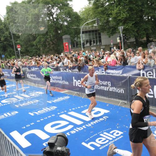 29.06.2025 - hella hamburg halbmarathon Michael Strokosch http://msf.ph/oto/8536990 29.06.2025 10:48:01 Ziel  meine-sportfotos.de