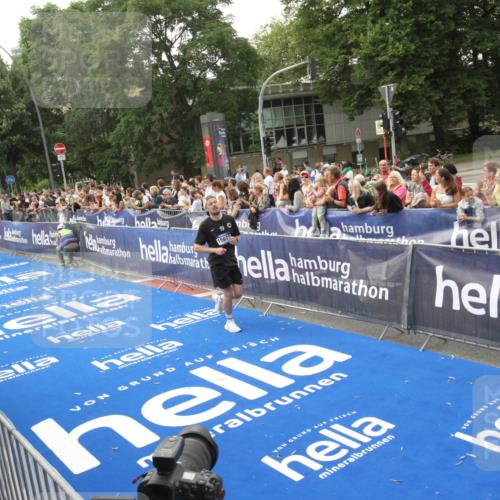 29.06.2025 - hella hamburg halbmarathon Michael Strokosch http://msf.ph/oto/8536991 29.06.2025 10:30:06 Ziel  meine-sportfotos.de