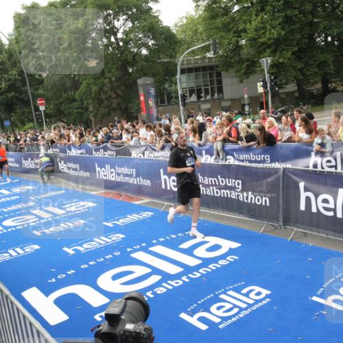 29.06.2025 - hella hamburg halbmarathon Michael Strokosch http://msf.ph/oto/8536993 29.06.2025 10:30:07 Ziel  meine-sportfotos.de