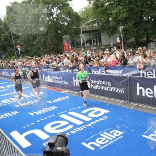 29.06.2025 - hella hamburg halbmarathon Michael Strokosch http://msf.ph/oto/8536994 29.06.2025 10:48:02 Ziel  meine-sportfotos.de