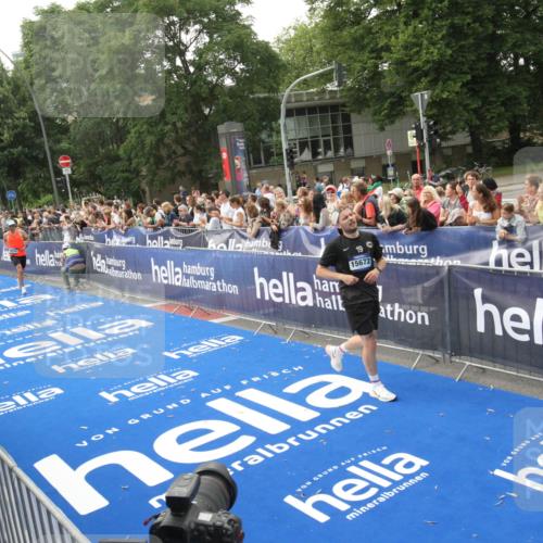 29.06.2025 - hella hamburg halbmarathon Michael Strokosch http://msf.ph/oto/8536995 29.06.2025 10:30:07 Ziel  meine-sportfotos.de