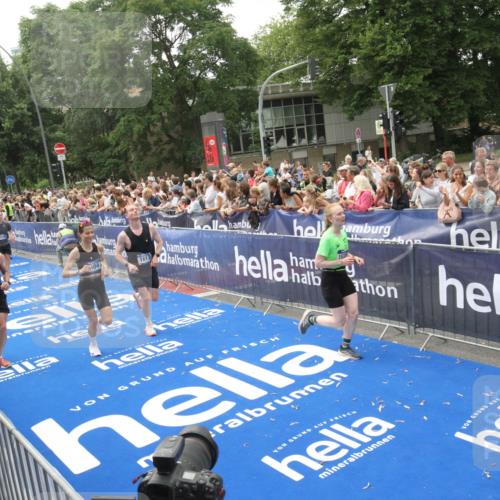 29.06.2025 - hella hamburg halbmarathon Michael Strokosch http://msf.ph/oto/8536996 29.06.2025 10:48:02 Ziel  meine-sportfotos.de