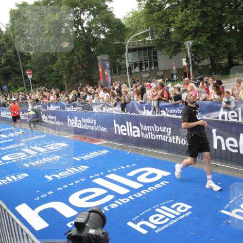 29.06.2025 - hella hamburg halbmarathon Michael Strokosch http://msf.ph/oto/8536997 29.06.2025 10:30:07 Ziel  meine-sportfotos.de