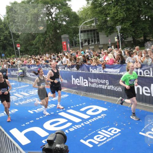 29.06.2025 - hella hamburg halbmarathon Michael Strokosch http://msf.ph/oto/8536998 29.06.2025 10:48:03 Ziel  meine-sportfotos.de