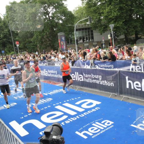 29.06.2025 - hella hamburg halbmarathon Michael Strokosch http://msf.ph/oto/8536999 29.06.2025 10:30:09 Ziel  meine-sportfotos.de