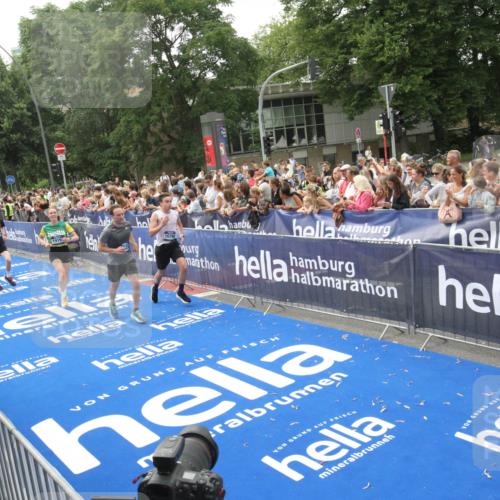 29.06.2025 - hella hamburg halbmarathon Michael Strokosch http://msf.ph/oto/8537004 29.06.2025 10:48:04 Ziel  meine-sportfotos.de