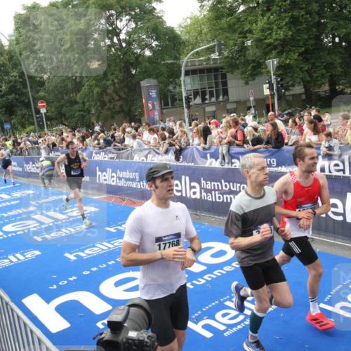 29.06.2025 - hella hamburg halbmarathon Michael Strokosch http://msf.ph/oto/8537005 29.06.2025 10:30:10 Ziel  meine-sportfotos.de