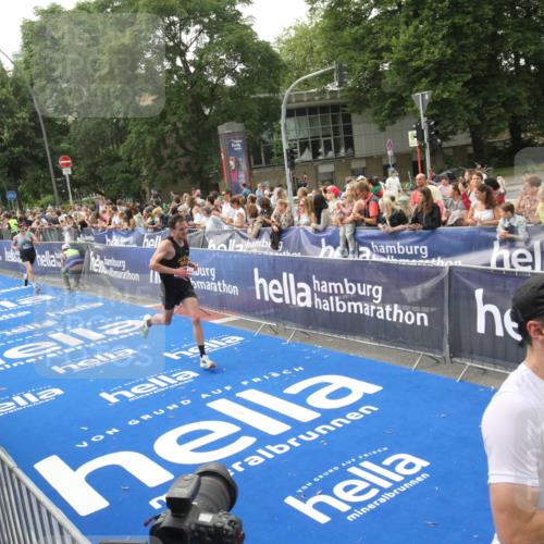 29.06.2025 - hella hamburg halbmarathon Michael Strokosch http://msf.ph/oto/8537007 29.06.2025 10:30:10 Ziel  meine-sportfotos.de