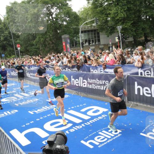 29.06.2025 - hella hamburg halbmarathon Michael Strokosch http://msf.ph/oto/8537008 29.06.2025 10:48:06 Ziel  meine-sportfotos.de
