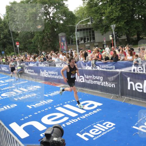 29.06.2025 - hella hamburg halbmarathon Michael Strokosch http://msf.ph/oto/8537009 29.06.2025 10:30:11 Ziel  meine-sportfotos.de
