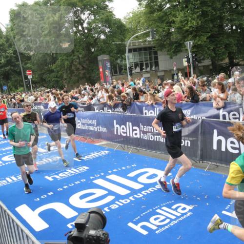 29.06.2025 - hella hamburg halbmarathon Michael Strokosch http://msf.ph/oto/8537011 29.06.2025 10:48:06 Ziel  meine-sportfotos.de