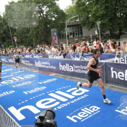 29.06.2025 - hella hamburg halbmarathon Michael Strokosch http://msf.ph/oto/8537012 29.06.2025 10:30:11 Ziel  meine-sportfotos.de