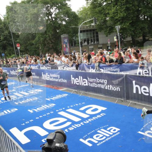 29.06.2025 - hella hamburg halbmarathon Michael Strokosch http://msf.ph/oto/8537014 29.06.2025 10:30:11 Ziel  meine-sportfotos.de