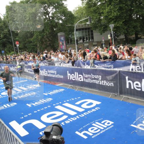 29.06.2025 - hella hamburg halbmarathon Michael Strokosch http://msf.ph/oto/8537016 29.06.2025 10:30:12 Ziel  meine-sportfotos.de